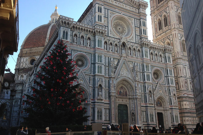 クリスマスのフィレンツェの大聖堂外観