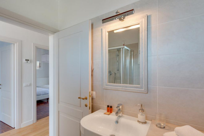 フィレンツェのアパート、トルナブオーニテラスの浴室