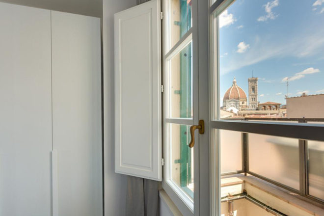 フィレンツェのアパート、トルナブオーニテラスの寝室